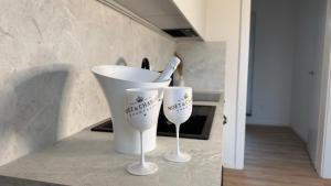two wine glasses sitting on top of a kitchen counter at Apartament Infinity in Skorka
