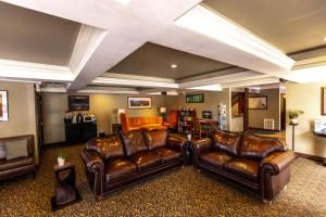 a living room with leather furniture and a ceiling at The Sierra House in Mammoth Lakes