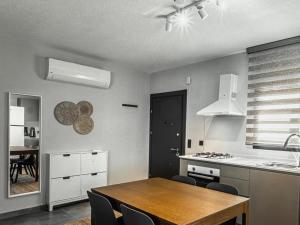 Una cocina y un comedor con mesa y sillas. en Bodrum marina, en Bodrum City 4 fotos más