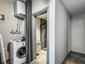 un lavadero con lavadora y secadora en Bodrum marina, en Bodrum City