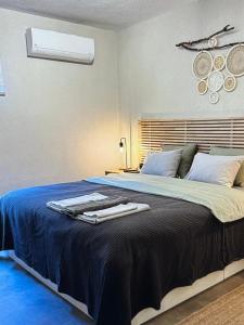Un dormitorio con una cama grande con una manta azul. en Bodrum marina, en Bodrum City