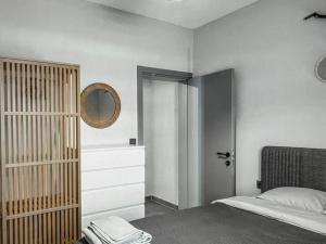 Un dormitorio con una cama y un espejo en la pared. en Bodrum marina, en Bodrum City