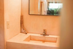 Koupelna v ubytování Cien Palmas- Authentic Mexican Casita 1 -Downtown