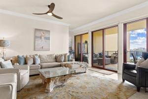 Гостиная зона в Sanctuary by the Sea 3116 by Newman-Dailey