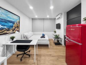 TV a/nebo společenská místnost v ubytování La Rada 015 Studio Apt in San Juan with Pool