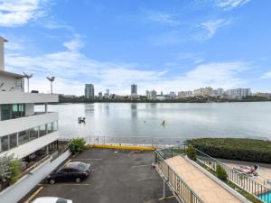 uma vista para uma grande massa de água com um parque de estacionamento em La Rada 015 Studio Apt in San Juan with Pool em San Juan