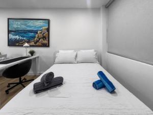 Un pat sau paturi într-o cameră la La Rada 015 Studio Apt in San Juan with Pool +15 fotografii