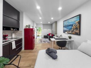 O bucătărie sau chicinetă la La Rada 015 Studio Apt in San Juan with Pool