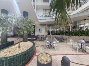 um pátio com mesas e cadeiras num edifício em La Rada 015 Studio Apt in San Juan with Pool em San Juan mais 15 fotografias