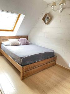 Un dormitorio con una cama grande en un ático. en Studio Bareges, en Barèges