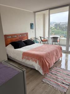 Giường trong phòng chung tại Departamento centro de viña