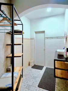 Postel nebo postele na pokoji v ubytování 1BR Private Pool Villa in Batu, Malang - Omah Susi