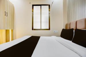 Giường trong phòng chung tại SPOT ON Ashirwad Residency