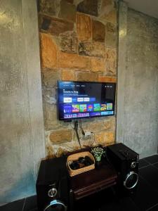 TV a/nebo společenská místnost v ubytování 1BR Private Pool Villa in Batu, Malang - Omah Susi