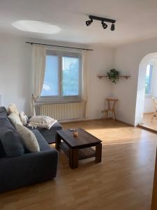 a living room with a couch and a coffee table at Ferienwohnung Fernblick in Bannewitz
