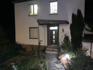 a front door of a house at night at Ferienwohnung Fernblick in Bannewitz