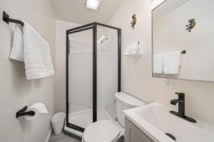 Koupelna v ubytování 3BR 2BA Cozy Home with Jacuzzi Near Downtown + 67 fotografií