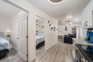 Postel nebo postele na pokoji v ubytování 3BR 2BA Cozy Home with Jacuzzi Near Downtown