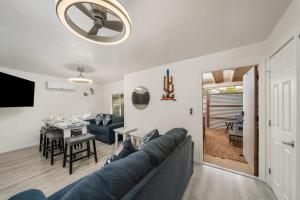 Posezení v ubytování 3BR 2BA Cozy Home with Jacuzzi Near Downtown