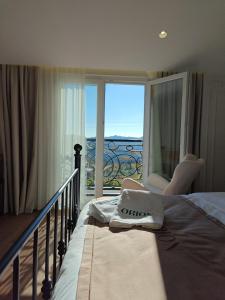 Orion Palace Boutique Hotel في دوريس: غرفة نوم مع سرير مطل على المحيط