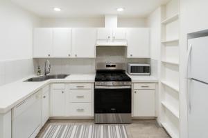 Køkken eller tekøkken på Quaint 1BD 1BA Bungalow + 6 billeder