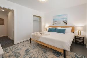 En eller flere senge i et værelse på Quaint 1BD 1BA Bungalow