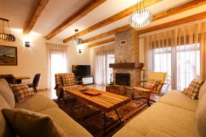 Un televizor și/sau centru de divertisment la Kosova Vacation Rentals Brezovicë