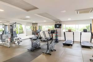 a gym with treadmills and ellipticals in a room at Aeroporto GRU e Shopping Maia, com Ar Condicionado in Guarulhos