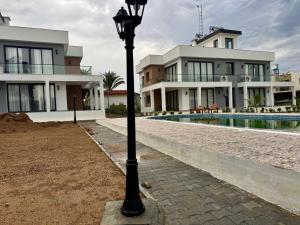 een zwart straatlicht voor een huis bij Soğular Apartments 1 in Aglantzia