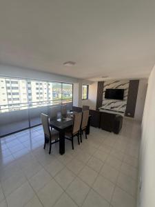 El Morto de BarcelonaにあるCómodo apartamento en el centro de Lecheríaのテーブルと椅子のあるダイニングルーム +15枚の写真