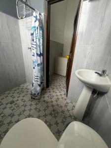 a bathroom with a toilet and a sink at Casa-Hostal La Casona in Roldanillo