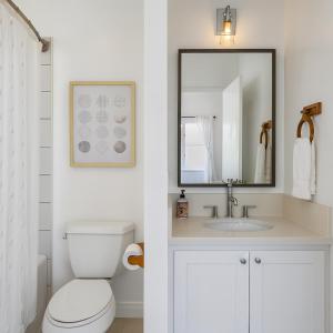 Et badeværelse på Exclusive 2BD 3BA with Balcony + 11 billeder