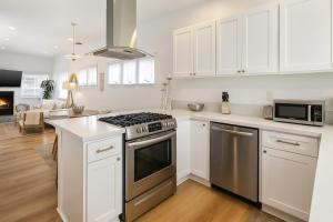 Køkken eller tekøkken på Exclusive 2BD 3BA with Balcony