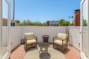 En balkon eller terrasse på Exclusive 2BD 3BA with Balcony