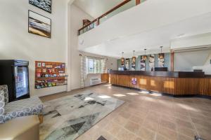 a lobby with a waiting room with a counter at Best Western Plus Northwoods Inn in Crescent City +82 photos