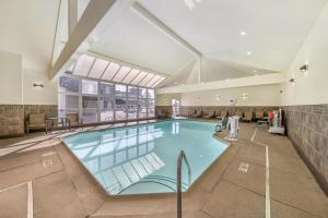 a large swimming pool in a large building at Best Western Plus Northwoods Inn in Crescent City