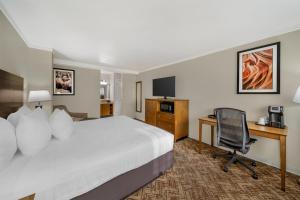 a hotel room with a bed and a desk at Best Western Plus Northwoods Inn in Crescent City