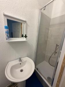 Phòng tắm tại A nice and cozy Studio near West Hampstead Station