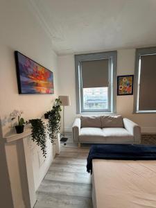 Giường trong phòng chung tại A nice and cozy Studio near West Hampstead Station