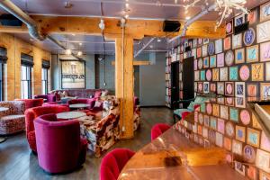 トロントにあるジ アイビー アット ベリティのカラフルな椅子とテーブルが備わるレストラン