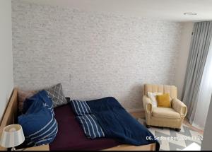 Wolfs Studio في بلومبيرج: غرفة نوم بها سرير وكرسي