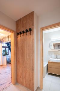 een badkamer met een houten deur en een wastafel bij Brunova Vila in Plavy