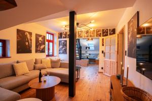 een woonkamer met een bank en een tafel bij Brunova Vila in Plavy