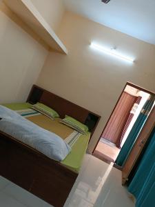 En eller flere senge i et værelse på Cozy Home