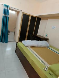 En eller flere senge i et værelse på Cozy Home