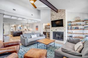 een woonkamer met twee banken en een open haard bij Beach-2-Green - 3BR condo w golf views & pool in Ponte Vedra Beach