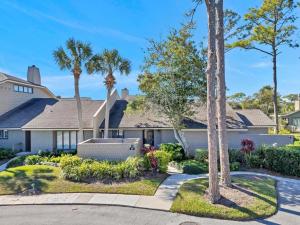 een huis met palmbomen en een oprit bij Beach-2-Green - 3BR condo w golf views & pool in Ponte Vedra Beach