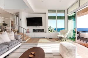 a living room with a couch and a tv at Gorgeous Malibu Retreat with #Instaworthy Ocean Views in Malibu Beach