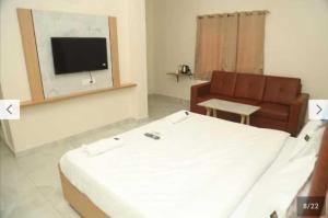 TV/trung tâm giải trí tại POP 84109D Hotel O Near Jodimetla X Roads +9 ảnh