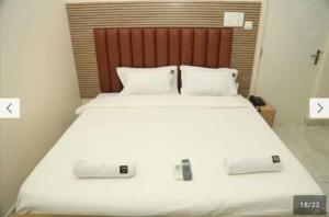 Giường trong phòng chung tại POP 84109D Hotel O Near Jodimetla X Roads